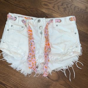 WHITE FREE PEOPLE SHORTS WITH FABRIC BELT
